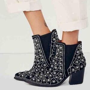 NWT "After Dark" ankle boots designed by Jeffrey Campbell for Free People. S/8.5